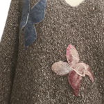 JERSEY, PULL, Maxi pull oversize de hilo de fantasia decolor gris con aplicación de mariposas de lana enfieltradas