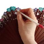 ABANICO baraja con calado,  color madera, dibujo de flor multicolor