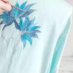 BLUSA camisa, color azul, dibujo de flor, en viscosa satén