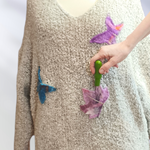 JERSEY, PULL, con hilo de fantasía color gris hielo con aplicacion de mariposas de lana enfientrada 