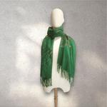 PASMINA, bufanda, color verde, dibujo de flor al tono, tacto cashmere, lana