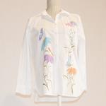 BLUSA camisera, color blanco, dibujo de flor y mariposa, en viscosa, manga larga