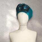 BOINA, azul turquesa,  con aplicación de flor azul en lana enfieltrada