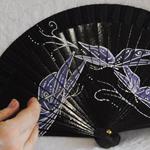 ABANICO de bolsillo, color negro, dibujo de mariposa, madera de arce lacada, tamaño pequeño