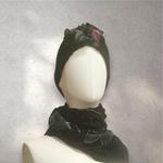 TURBANTE tipo cinta de color negro con flor multicolor de lana fieltro