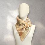 CUELLO, asimetrico,  tono arena, en lana merino afieltrada, con interior de modal tèrmico, para evitar alergias.