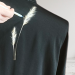 BLUSA camisa, color negro, dibujo de espiga, en viscosa saten, manga larga cuello mao