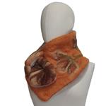 CUELLO,asimétrico en tono naranja quemado diseño de flor marrón, en lana merino afieltrada, con interior de modal tèrmico, para evitar alergias.