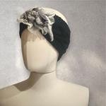 TURBANTE tipo cinta de color negro con flor gris de lana fieltro