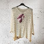 CAMISETA, PULL, calado color crudo con aplicación bordada de flor en rosa de lana enfieltrada