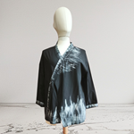 CHAQUETA , color negro, pintada a mano con pinceladas desiguales. en sarga plana