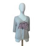 CAMISETA, PULL, color beig  con dibujo de flor roja, escote en pico, manga francesa