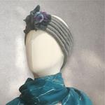 TURBANTE tipo cinta de color gris agua con flor azul de lana fieltro
