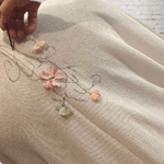 CHAQUETA de punto, color crudo,con florecillas aplicadas, pintada a mano