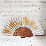 ABANICO  en seda y madera de peral, dibujo de flores oro. Talla clásico