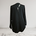 BLUSA camisa, color negro, dibujo de espiga, en viscosa saten, manga larga cuello mao