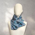 CUELLO, asimetrico en tono azul diseño de espirales, en lana merino afieltrada, con interior de modal tèrmico, para evitar alergias.
