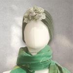TURBANTE tipo cinta de color verde con flor arena y verde de lana fieltro