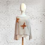 CAMISETA, PULL, calado color arena con aplicación bordada de mariposa en lana enfieltrada,