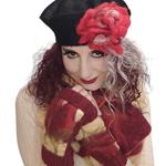 MITON, granate con patch bordado en lana merino en tono beig y diseño de flor roja