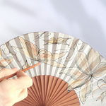 ABANICO  en seda y madera de peral, dibujo de flores en beig. Talla clásico