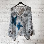 CAMISETA, PULL, calado color celeste con aplicación bordada de mariposa en lana enfieltrada