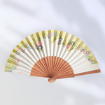 ABANICO  en seda y madera de peral, dibujo de florecitas ce colores. Talla clásico