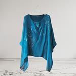 TUNICA ,blusa en gasa de seda, color azul con dibujo de mariposas