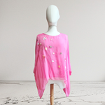 TUNICA, blusa, en gasa de seda, color rosa fucsia con aplicacion de florecillas