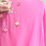 TUNICA, blusa, en gasa de seda, color rosa fucsia con aplicacion de florecillas