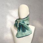 CUELLO, en azul agua, con diseño de flor en lana merino afieltrada, interior de modal tèrmico, para evitar alergias.