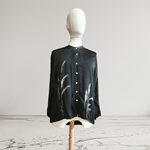 BLUSA camisa, color negro, dibujo de espiga, en viscosa saten, manga larga cuello mao