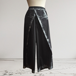 Pantalón, color negro, bordes pintados, en viscosa  sarga plana