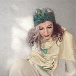 TURBANTE tipo cinta de color verde musgo con flor verde de lana fieltro