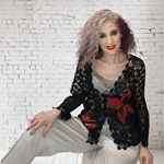 CAMISETA, PULL,CHAQUETA, calado color negro con aplicación bordada en lana enfieltrada, escote en pico.