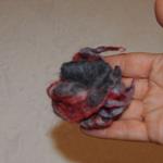 Broche en lana merino, afieltrado a mano