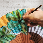 ABANICO  en seda y madera de peral, dibujo de flores en verde.Talla clásico