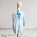 BLUSA japo, color celeste, marina pintado a mano, en viscosa saten, manga japonesa