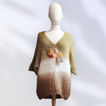 JERSEY, PULL, Maxi pull oversize de punto abierto en degrade beig con aplicación de flor de lana enfieltradas