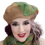 BOINA, patch beig, con bordado de patch verde en lana enfieltrada