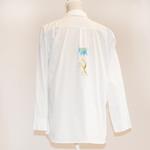 BLUSA camisera, color blanco, dibujo de flor y mariposa, en viscosa, manga larga
