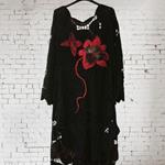 VESTIDO, PULL, calado color negro con aplicación bordada de flor en lana enfieltrada