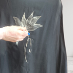 TUNICA ,blusa en gasa de seda, color negro con flores pintadas a mano