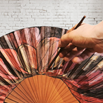 ABANICO  en seda y madera de peral, dibujo de hojas de flor en rojo y negro. Talla clásico