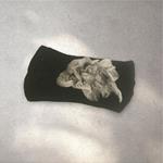 TURBANTE tipo cinta de color negro con flor gris de lana fieltro