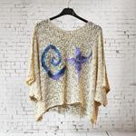 CAMISETA, PULL, calado color crudo con aplicación bordada de mariposa y espiral en lana enfieltrada