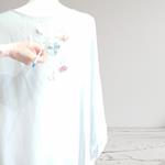 TUNICA ,blusa, vestido en gasa de seda, color gris azulado, con aplicacion de florecillas
