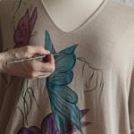 CAMISETA, PULL, color beig con dibujo de mariposas, en viscosa, lino, escote en pico, manga corta