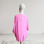 BLUSA japo, color fusia, dibujo de florecillas, en viscosa saten, manga japonesa
