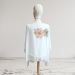 TUNICA ,blusa en gasa de seda blanca, con flores pintadas a mano